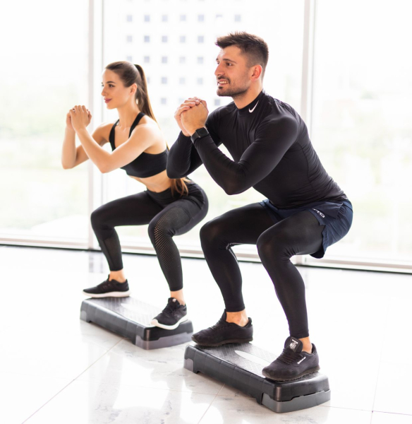 Зачем выполнять приседания со степ-платформой: польза, техника выполнения